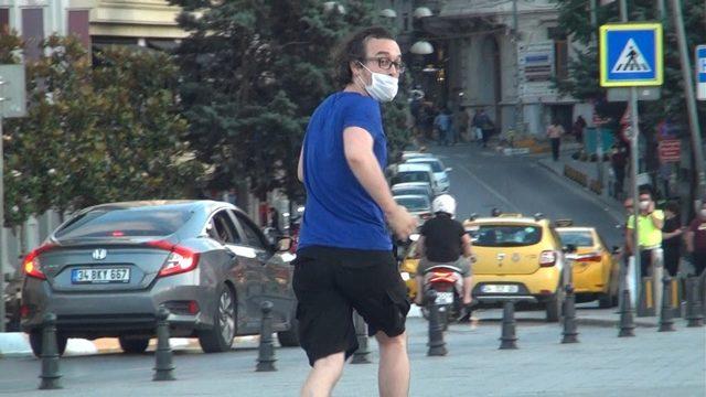 (Özel) Önce sevdi, sonra kaçtı: Taksim’de vatandaşın köpekle imtihanı
