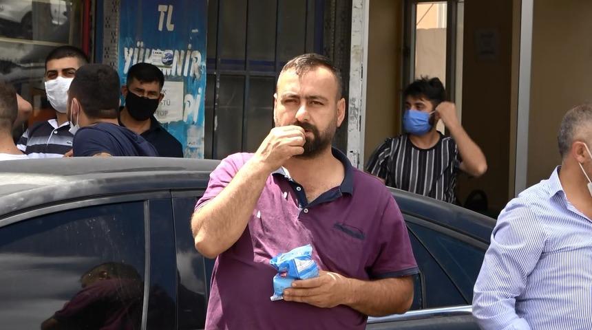 Arnavutköy'de polis denetimini çekirdek çitleyerek izledi