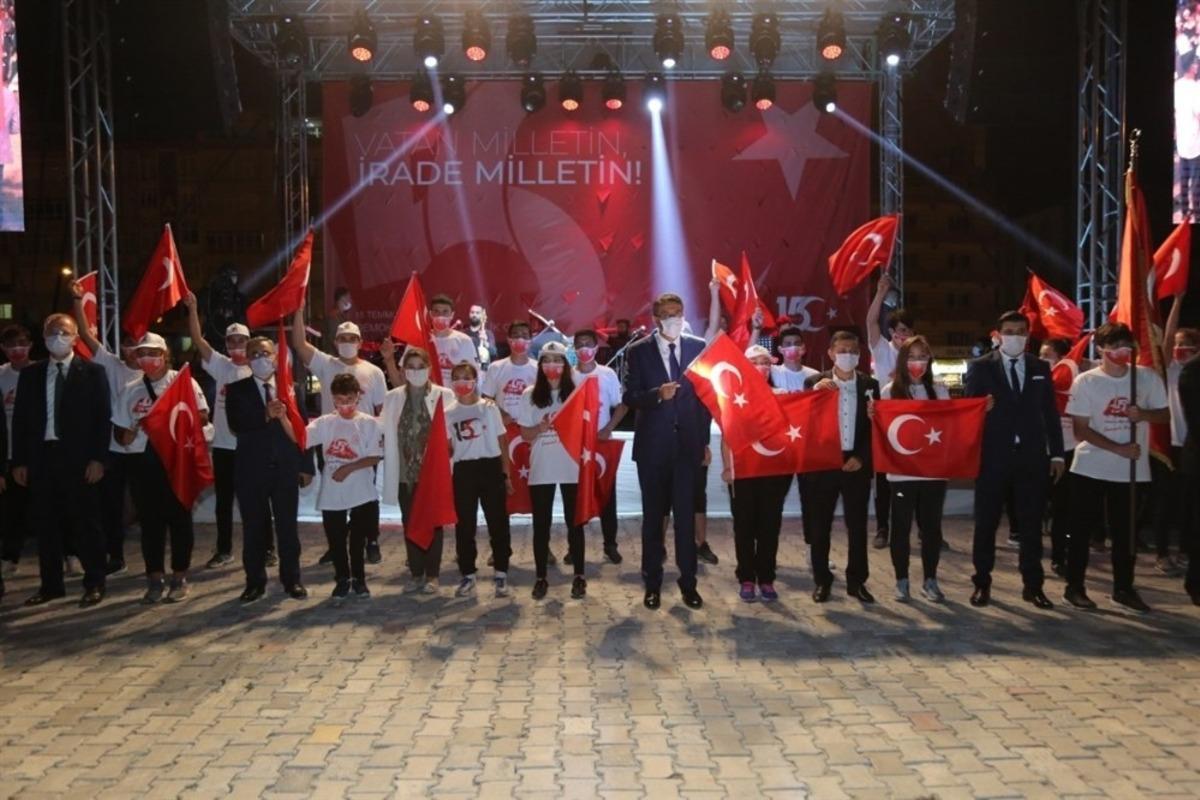 Ay yıldızlı sancak Vali Ali &Ccedil;elik&rsquo;e takdim edildi