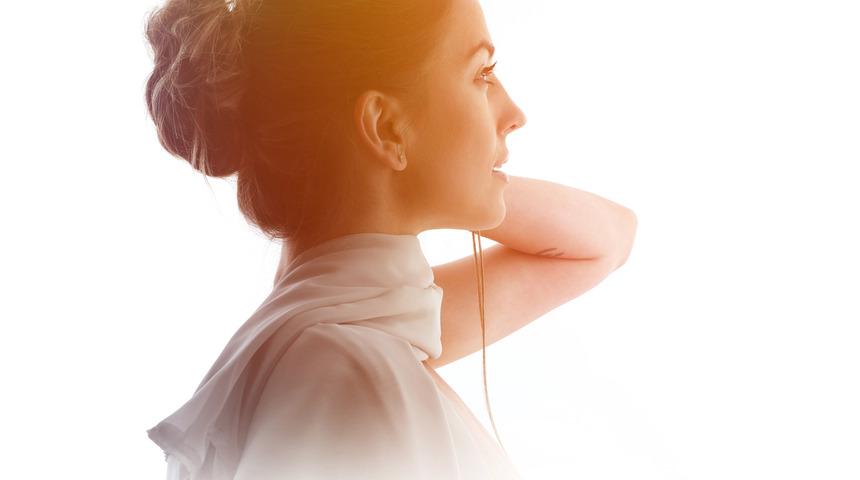 En modern 30 farklı topuz saç modeli: Düz, dağınık, sade