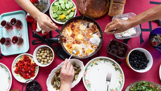 Kahvaltıların enfes kurtarıcısı sucuklu omlet 