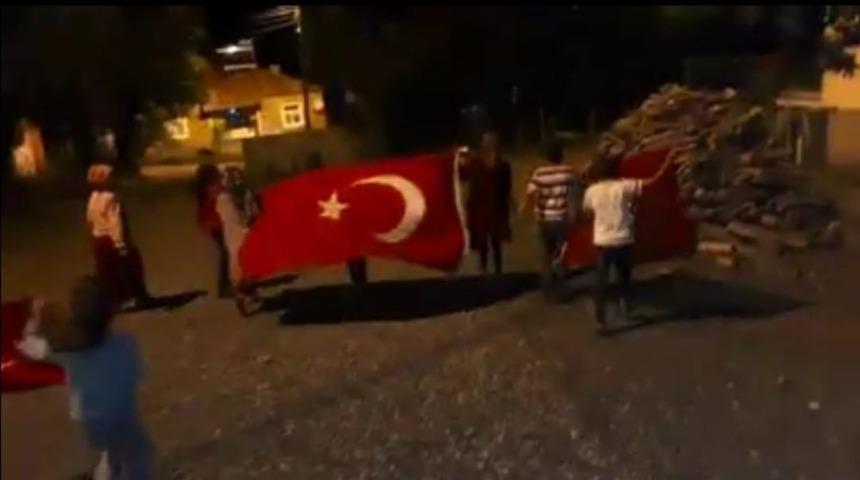 K&ouml;yde &ccedil;ocukların "Şehitler &Ouml;lmez, Vatan B&ouml;l&uuml;nmez" y&uuml;r&uuml;y&uuml;ş&uuml;