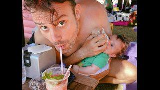 Salih Bademci babalığa alıştı! Bir yandan besledi bir yandan içkisini yudumladı