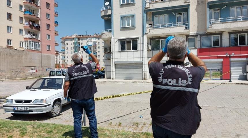 Bunalıma giren genç kız 7. kattan atladı