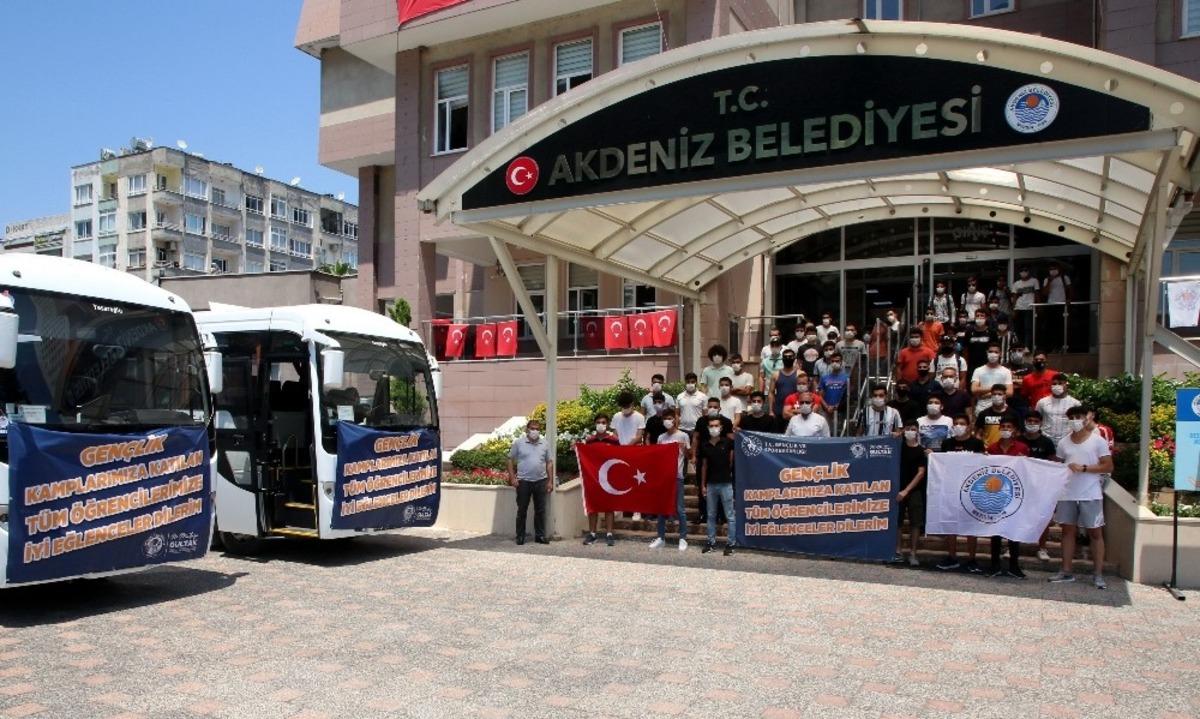 Mersin&rsquo;de başarılı &ouml;ğrenciler yaz kampına g&ouml;nderildi