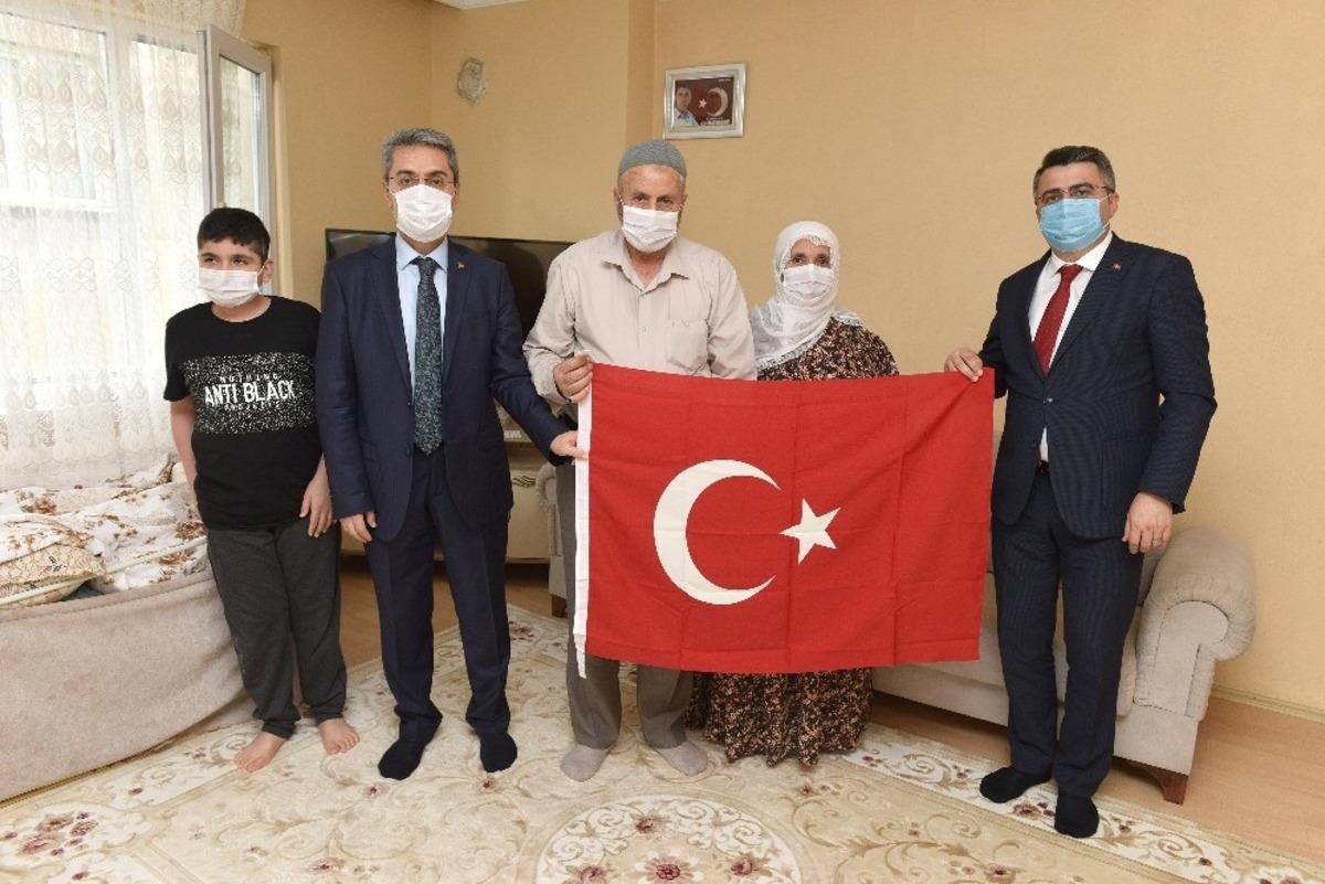 Yıldırım Belediye Başkanı Oktay Yılmaz, 15 Temmuz şehidinin yakınlarını ziyaret etti