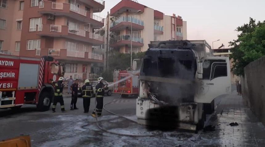 Söke’de park halindeki kamyon yandı
