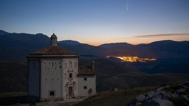 Kuyruklu yıldız 11 Temmuz'da İtalya'da Rocca Calascio'daki Santa Maria della Pieta Kilisesi üzerinde