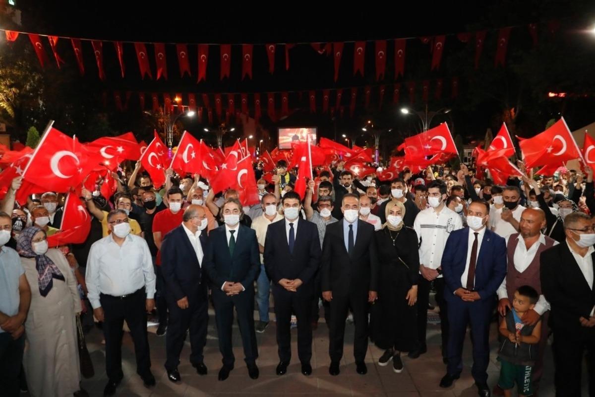 Sultangazililer 15 Temmuz&rsquo;da meydanı boş bırakmadı