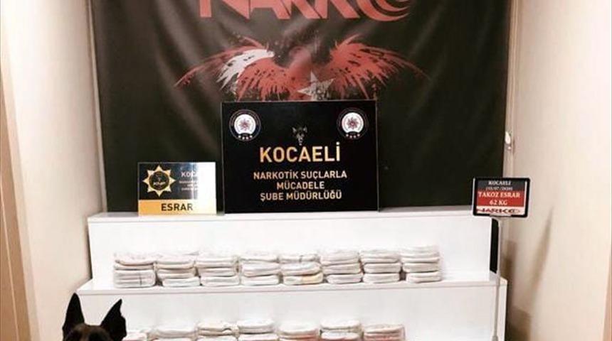 Tırda yatağın altına gizlenmiş &ccedil;uvaldan 62 kilogram esrar &ccedil;ıktı