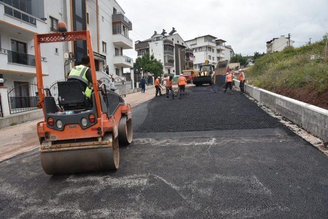 İzmit Belediyesinden Topçular’da yol mesaisi