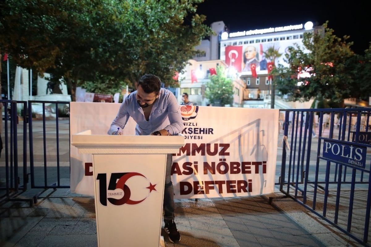 15 Temmuz hatıra defterine, milli iradeye olan bağlılıklarını yazdılar