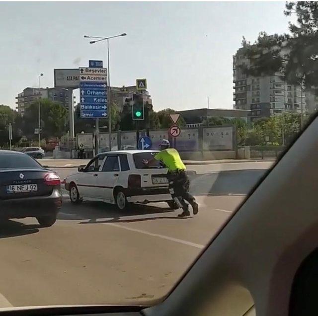 Trafik polisinden alkışlanacak hareket