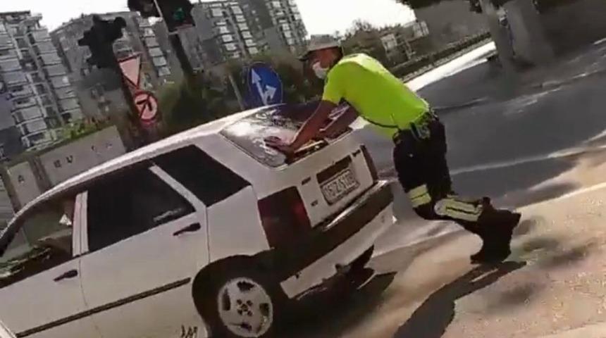 Trafik polisi yolda kalan araca yardım etti