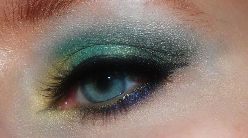 Herkes aynı hatayı yapıyor! Göz renginize özel makyaj tüyoları sayesinde...