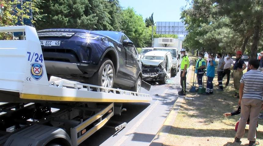 Bakırköy'de trafiği kilitleyen kaza! 5 araç birbirine girdi