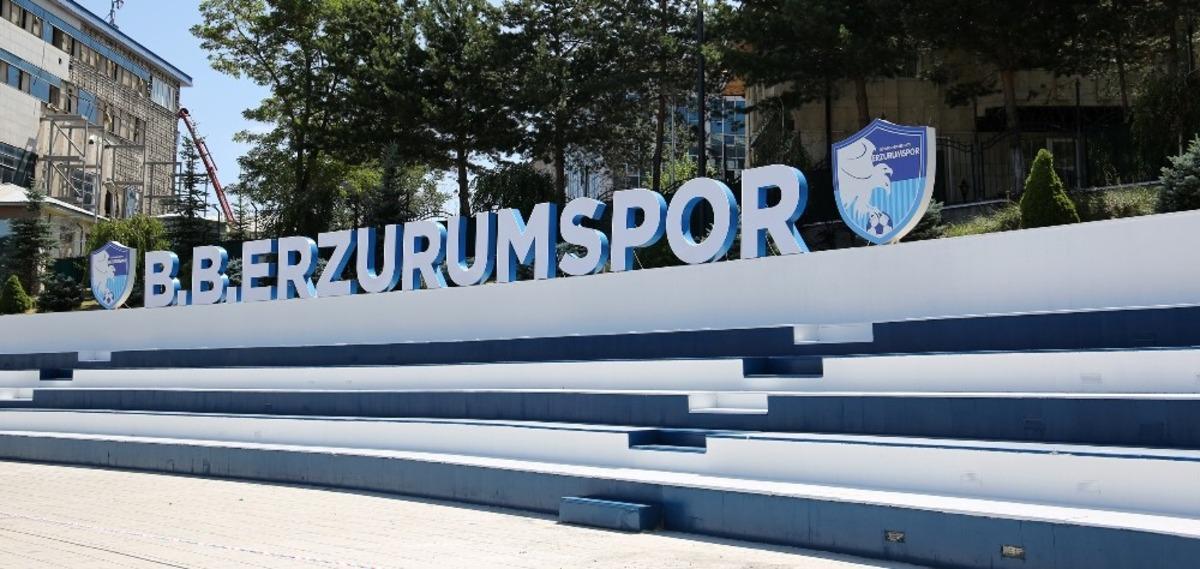 Havuzbaşı Kent Meydanı mavi beyaza b&uuml;r&uuml;nd&uuml;