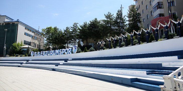 Havuzbaşı Kent Meydanı mavi beyaza büründü G3