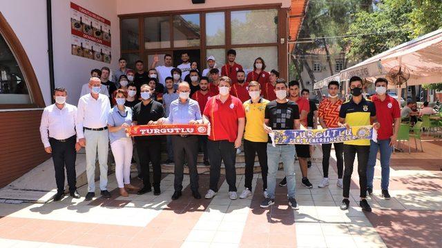 Başkan Akın, Turgutlulu Fenerbahçe ve Galatasaray taraftarlarıyla buluştu