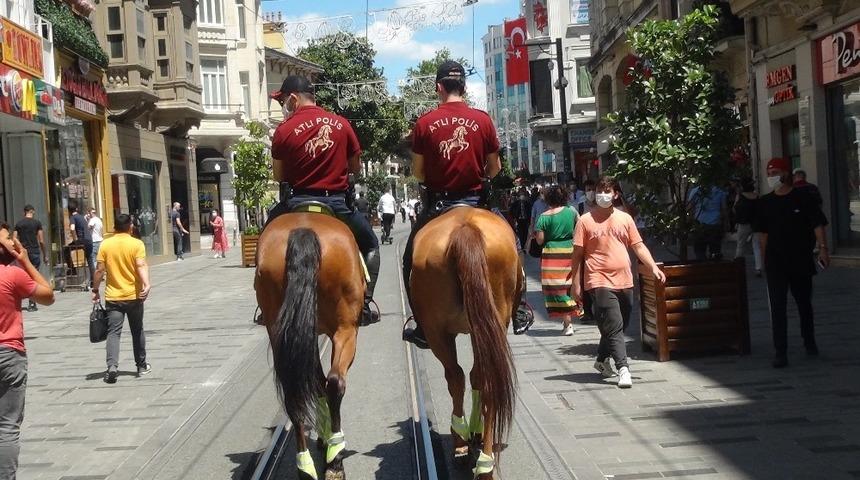 İstiklal Caddesi’nde Atlı Polisler devriye gezdi