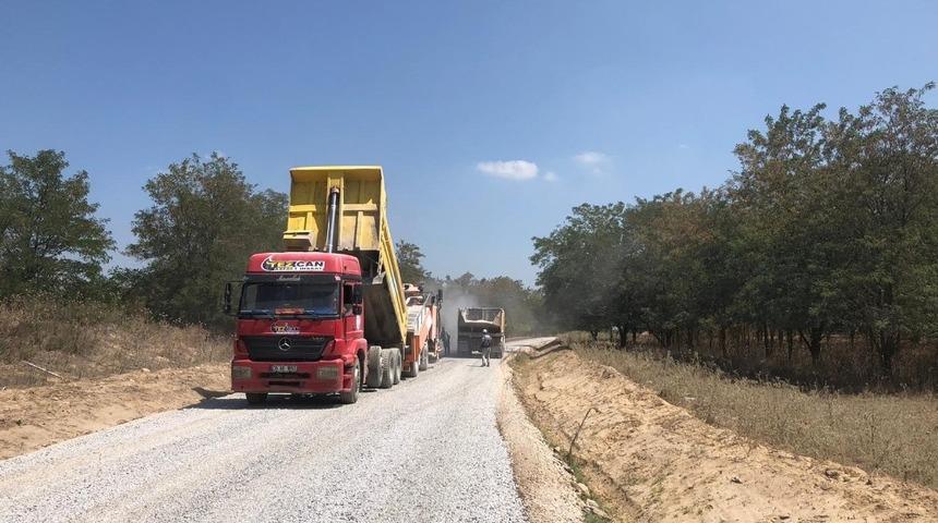 İki mahalleyi bağlayan yolda sathi kaplama &ccedil;alışması tamamlandı