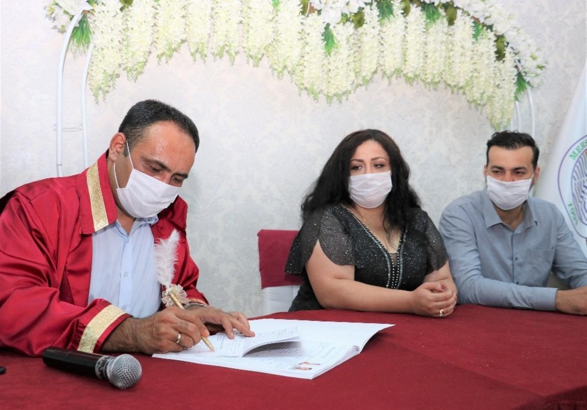 Toroslar Belediyesi, hayatlarını birleştiren imza kalemini &ccedil;iftlere hediye ediyor