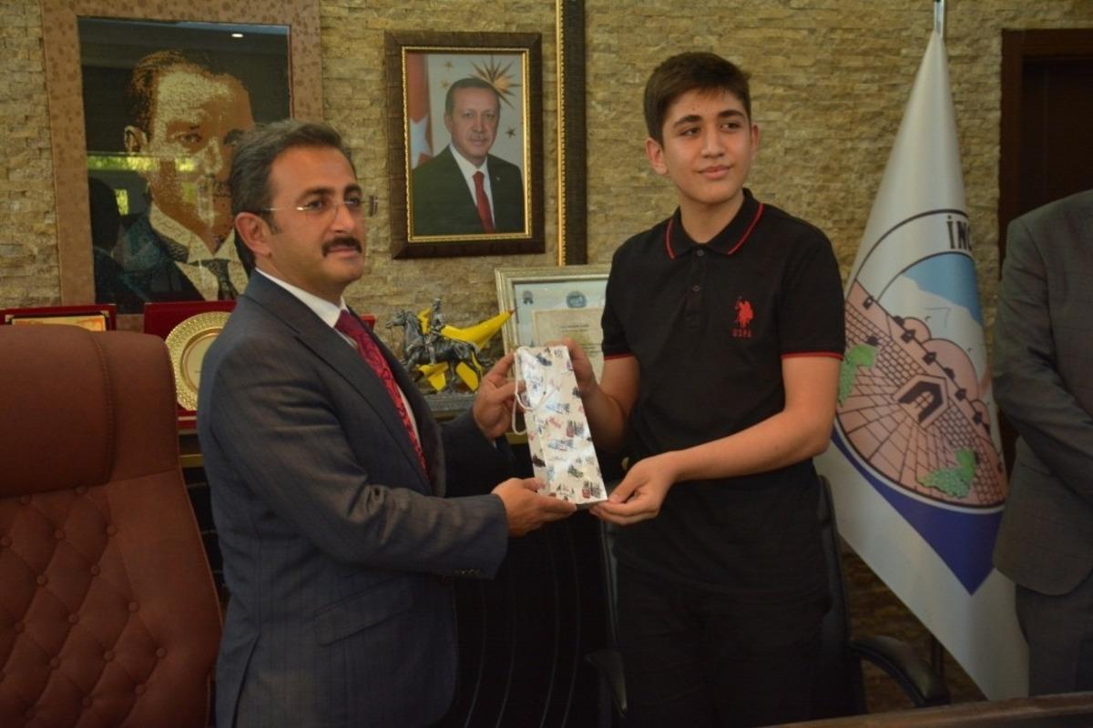 Bakan Yardımcısı Aksu, LGS&rsquo;den 500 tam puan alan &ouml;ğrenciyi tebrik etti
