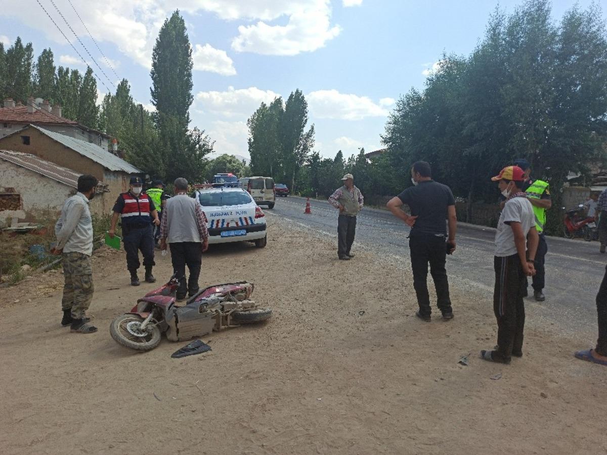 Otomobilin &ccedil;arptığı elektrikli bisiklet s&uuml;r&uuml;c&uuml;s&uuml; yaralandı