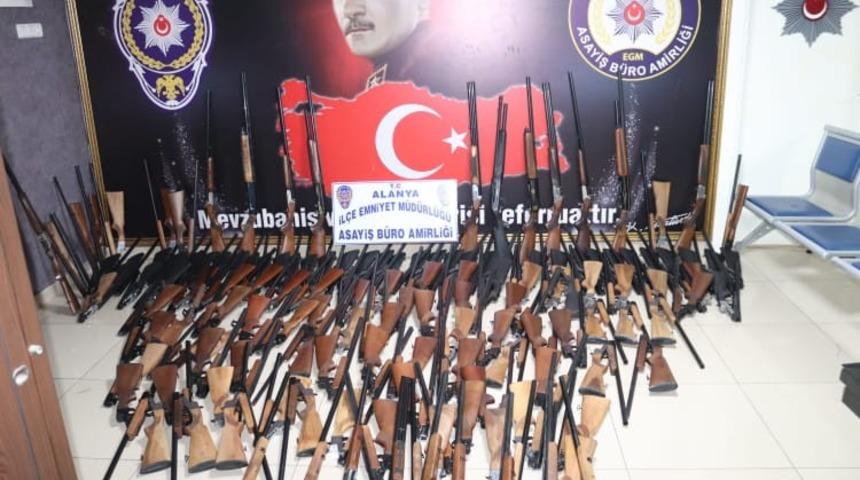 Şoke eden g&ouml;r&uuml;nt&uuml;! Evden cephanelik &ccedil;ıktı