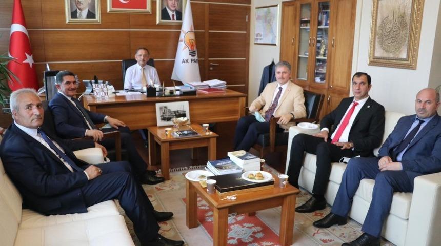 Ağrı&rsquo;da Ak Parti&rsquo;ye ge&ccedil;en Belediye Başkanları &Ouml;zhaseki&rsquo;yi ziyaret etti