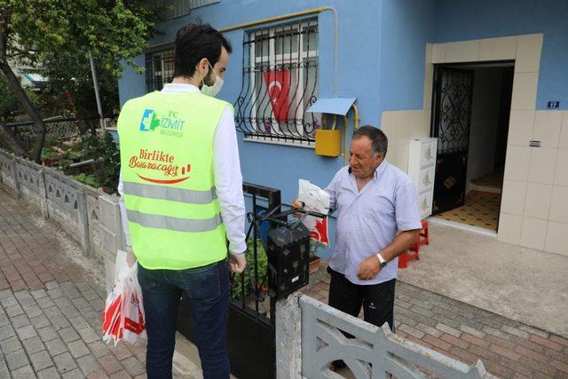 İzmit Belediyesi sağlık kiti dağıttı