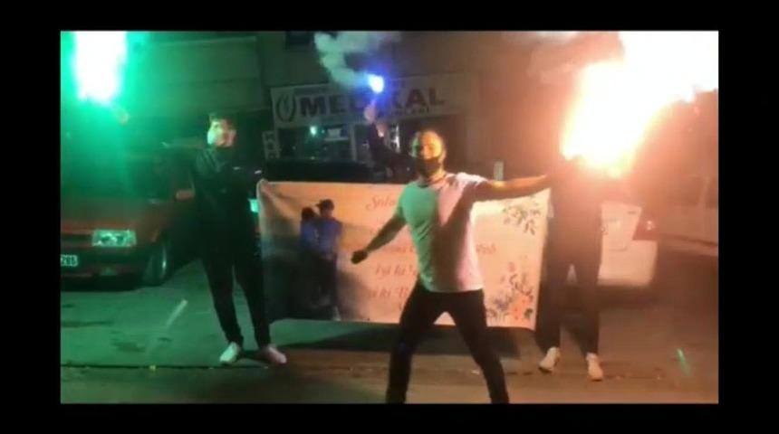 Koronavirüs tedavisi gören kız arkadaşının doğum gününü hastane önünde kutladı