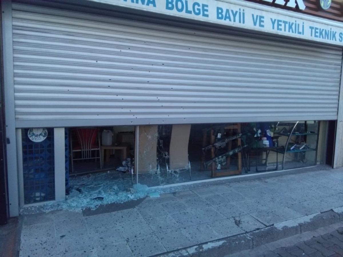 Silah&ccedil;ılık ve av bayi d&uuml;kkanına ateş eden 2 ş&uuml;pheli yakalandı