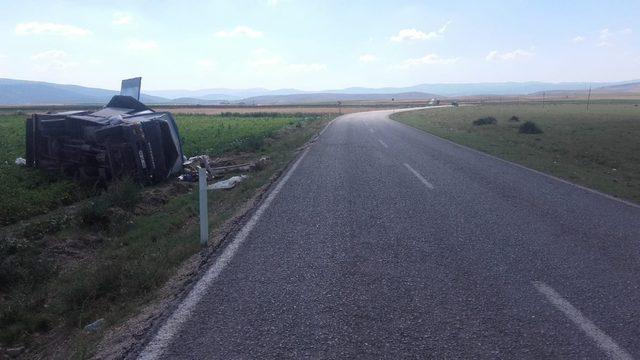 Kontrolden çıkan kamyonet şarampole devrildi, 3 kişi yaralandı