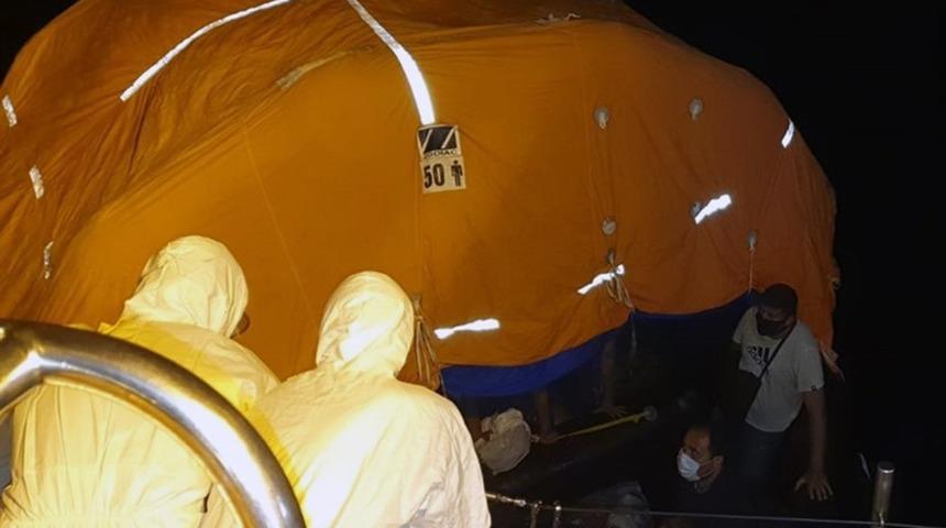 Yunanlılar, botlarına el koyup, can salı ile &ouml;l&uuml;me terk etti