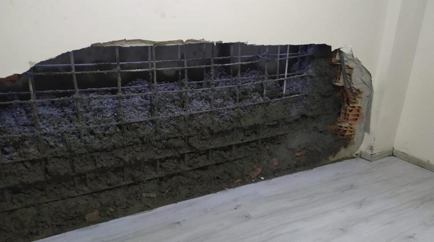 Gaziosmanpaşa'da inşaat &ccedil;alışması sırasında bir binanın duvarı &ccedil;&ouml;kt&uuml;