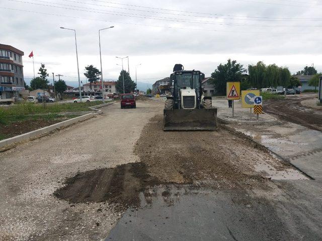 Düzce’de asfalt yama çalışmaları devam ediyor