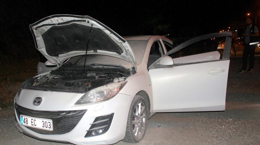 Menteşe’de seyir halindeki araç yandı