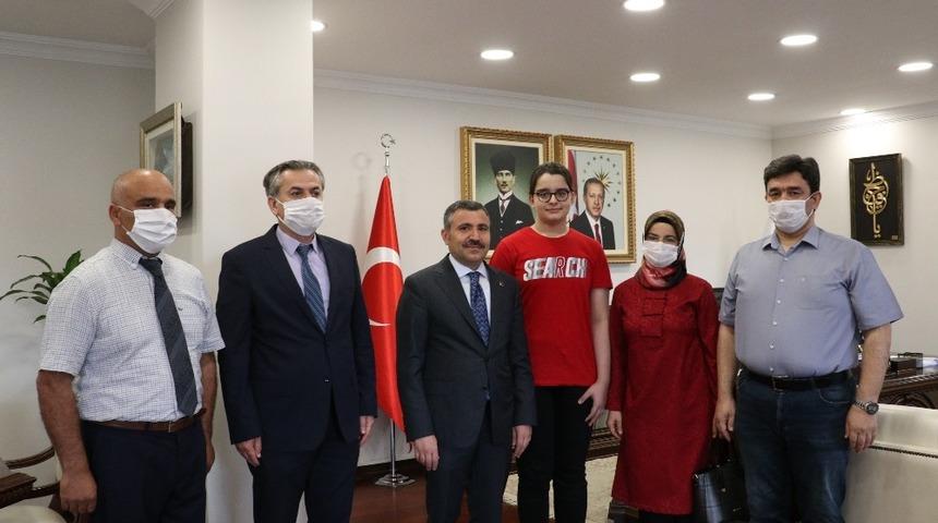 Vali Atay, LGS&rsquo;de T&uuml;rkiye birincisini ağırladı