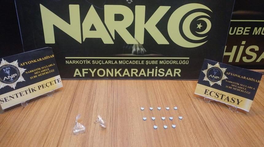 Afyonkarahisar'da iki polis aracına çarpan ve görevli memura mukavemet gösteren 2 kişi tutuklandı