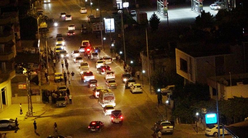 İki gencin kavgasına yakınları da katılınca mahalle savaş alanına d&ouml;nd&uuml;