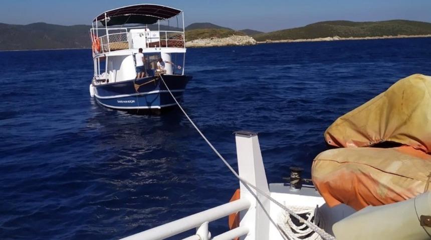 Bodrum a&ccedil;ıklarında s&uuml;r&uuml;klenen tekne kurtarıldı