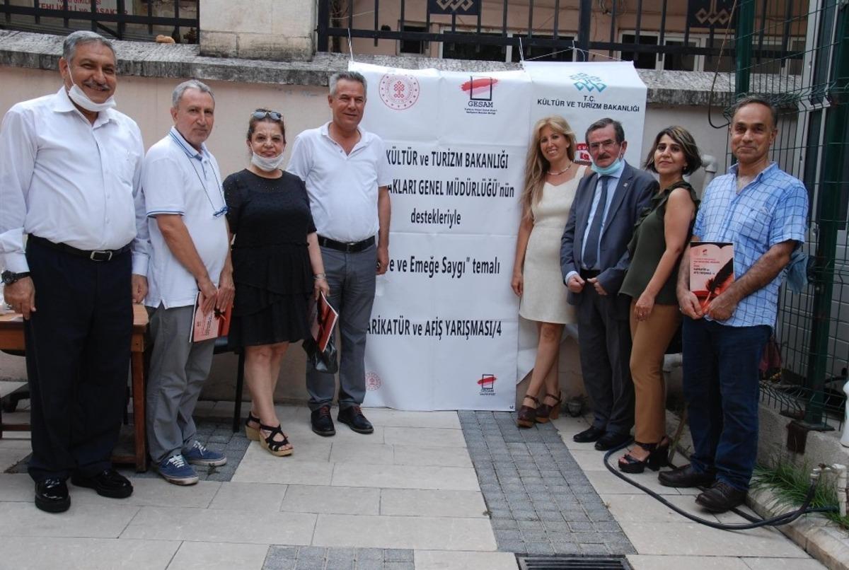 "Karikat&uuml;r ve Afiş Yarışması/4 Sergisi" Adana&rsquo;da a&ccedil;ıldı