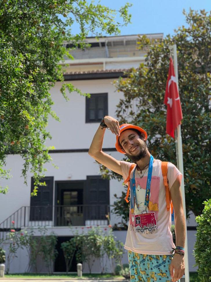 Gelecekteki kızı için otostopla dünyayı geziyor G3