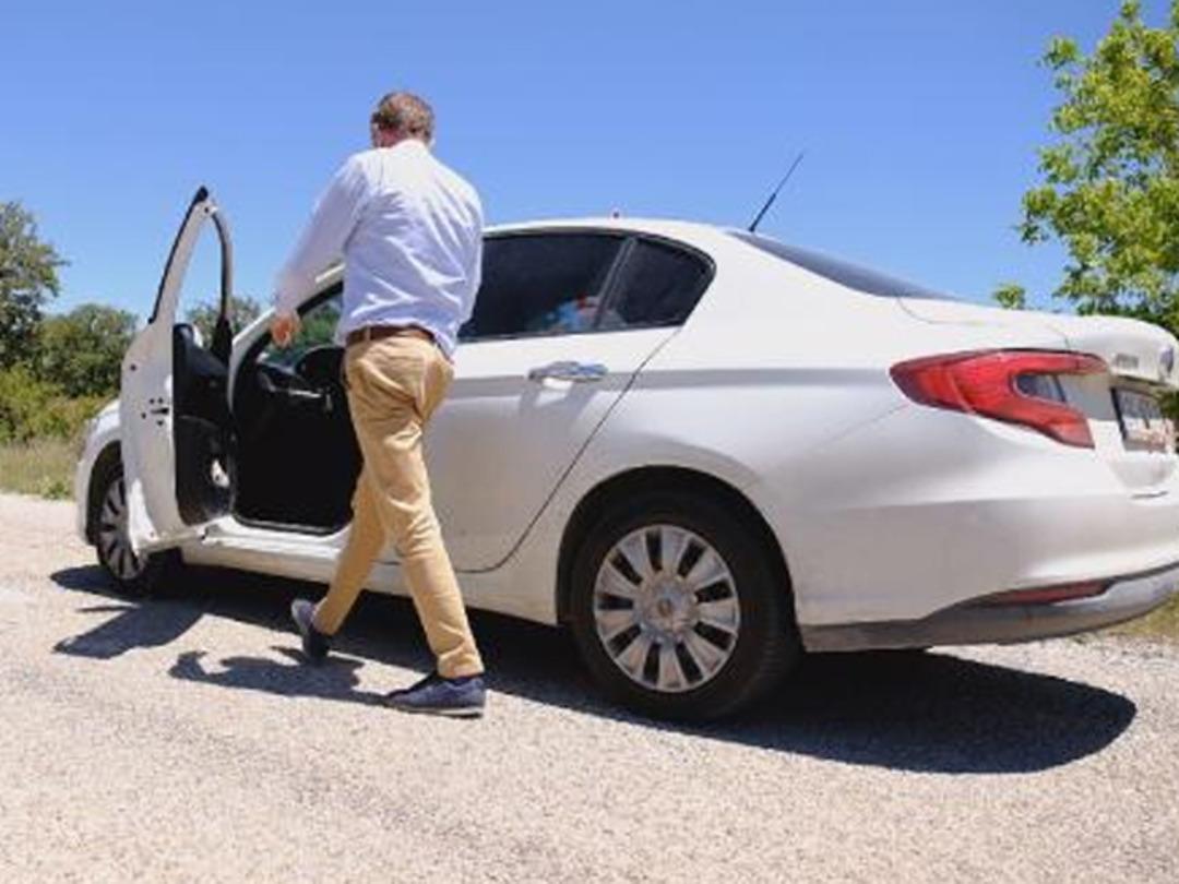 G&ouml;ren g&ouml;zlerine inanamıyor! Kontağı kapatıp, vitesi boşa alınca bakın ne oluyor