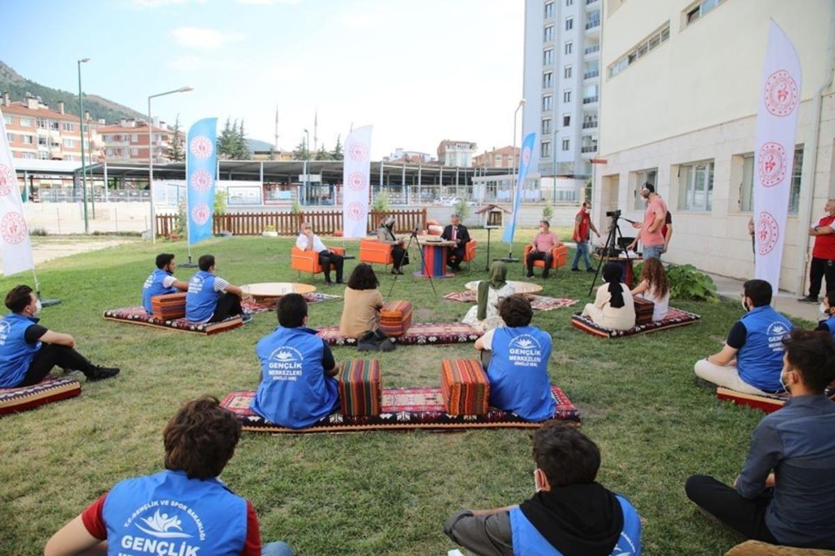 Sosyal mesafeli s&ouml;yleşi