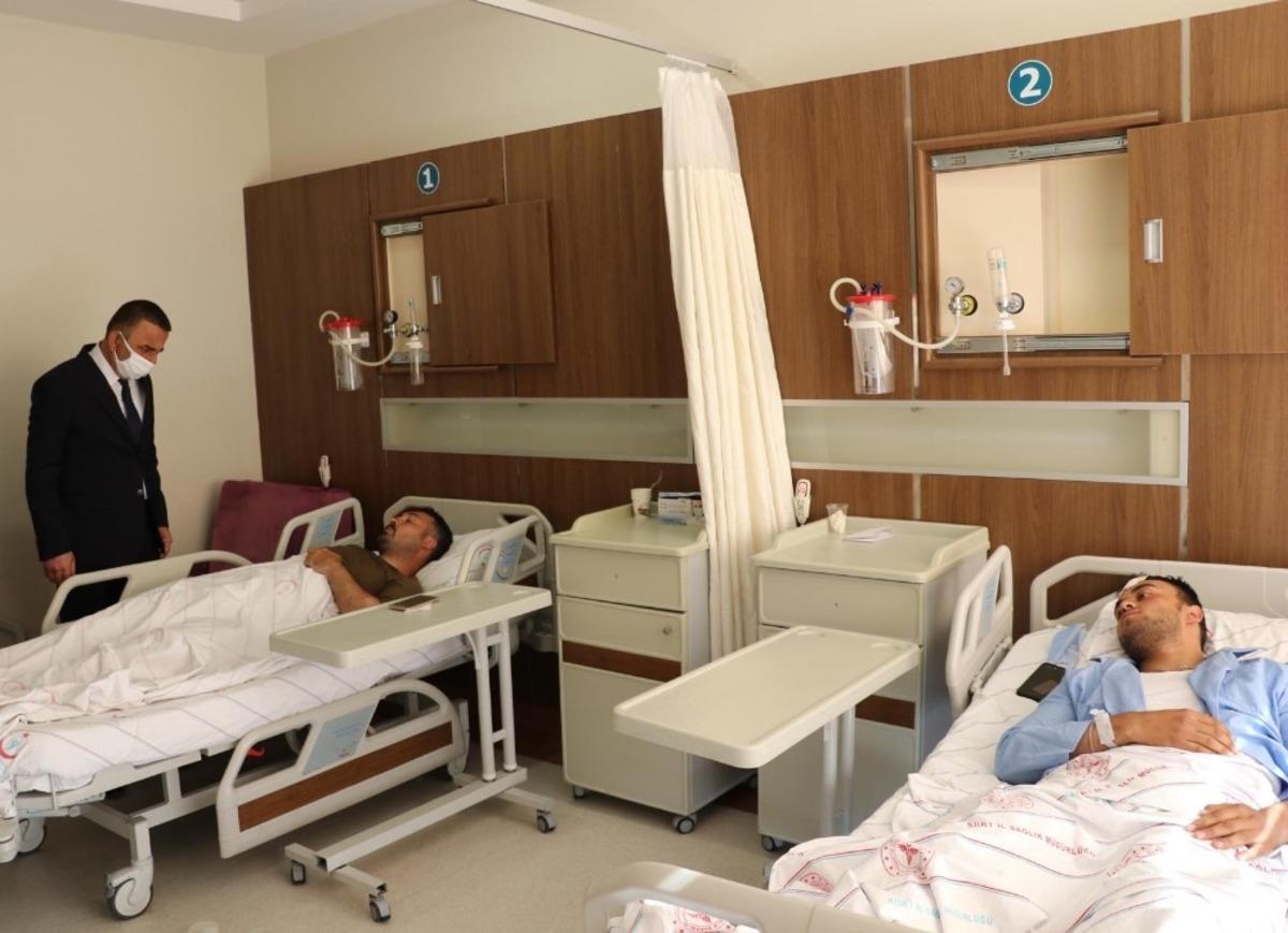 Siirt Valisi Hacıbektaşoğlu, yaralı polisleri ziyaret etti