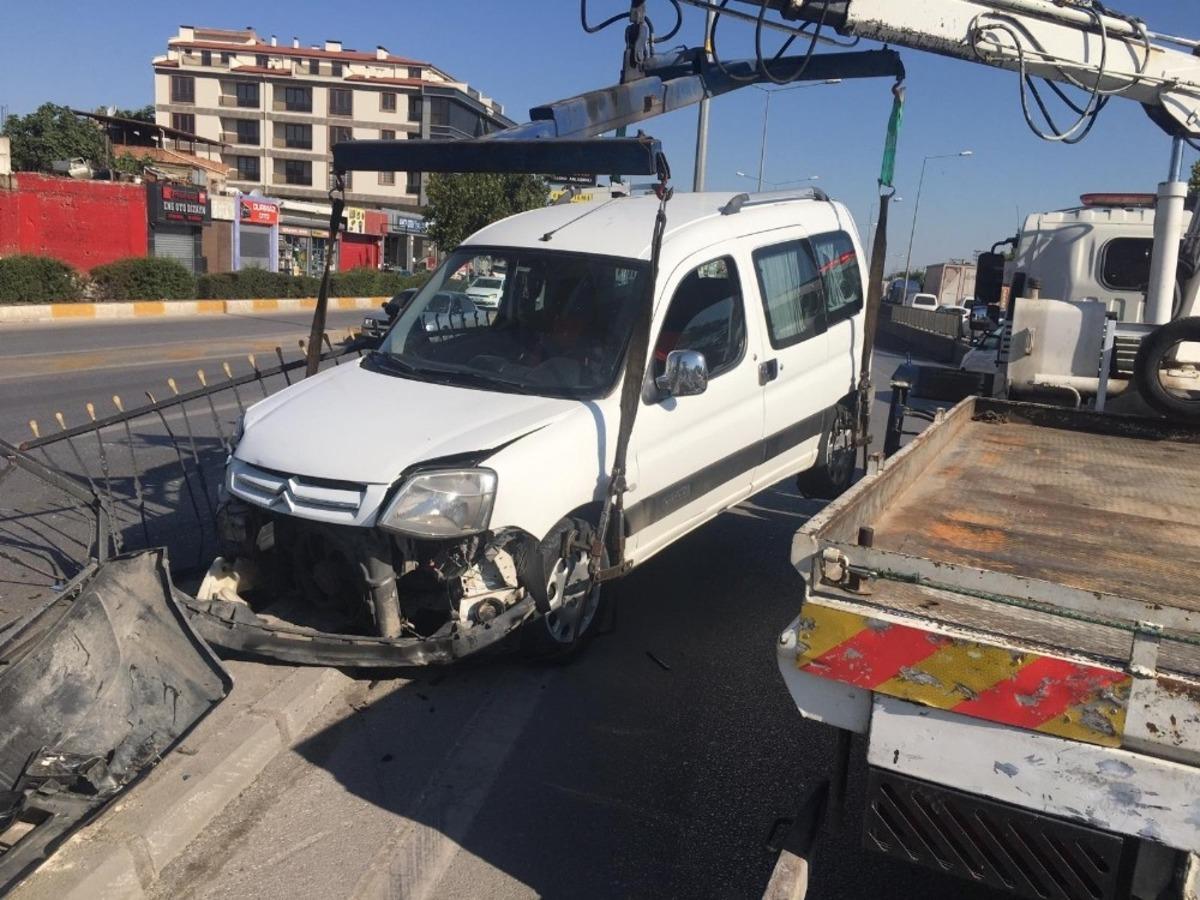 Direksiyon hakimiyetini kaybedince bariyerlere &ccedil;arptı