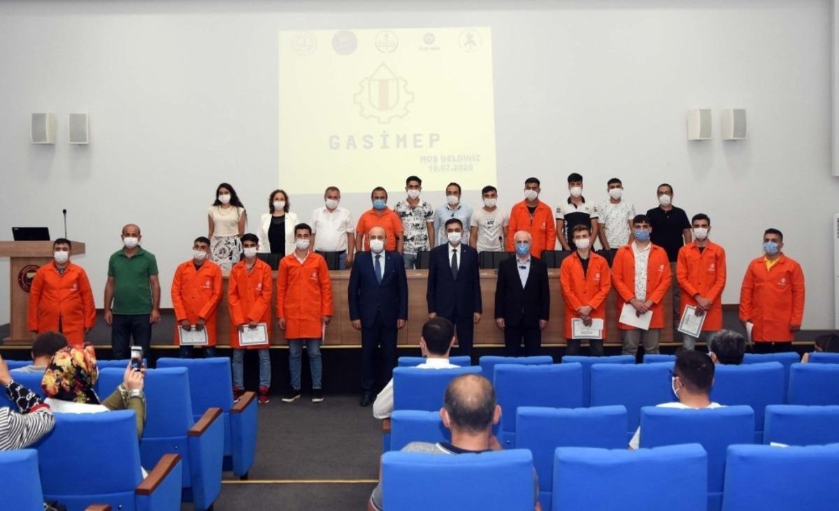 Kalfalık belgesi almaya hak kazanan &ouml;ğrenciler sertifikalarını aldı