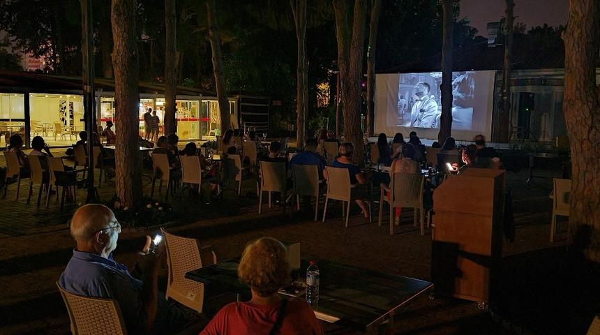 Engelsiz Kafe&rsquo;de yıldızlar altında sinema keyfi